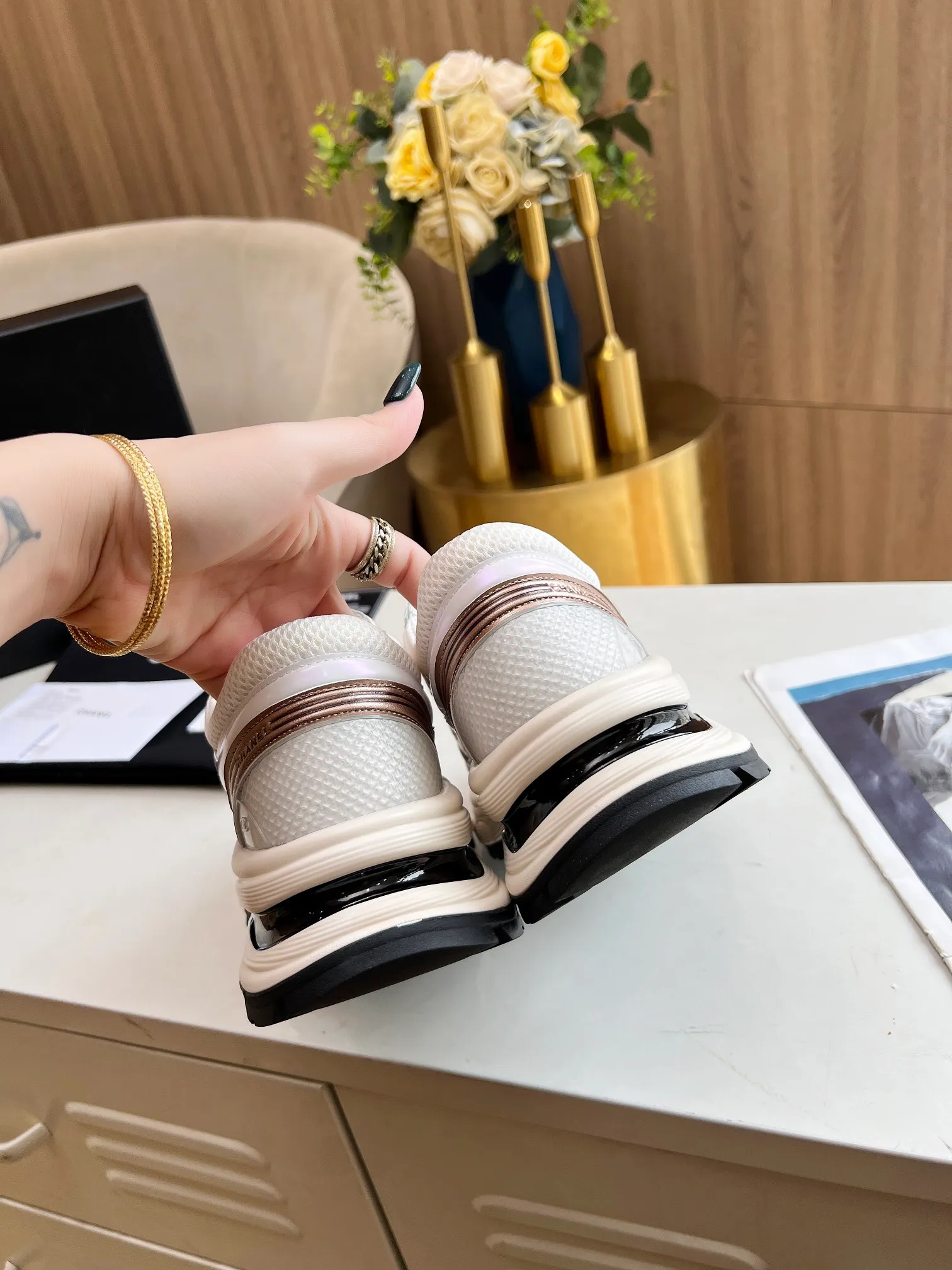 👟👟Ex-factory price 640👟👟 chanel Chanel early spring vacation series latest casual sports shoes silver white, gold white, silver gray, black and red! Incomparably beautiful and easy to wear, very light, the lining is also super soft, super comfortable, the upper is breathable, the color is high-end and durable, versatile. Upper: cowhide and cloth stitching. Inner: breathable mesh. Original foam combination outsole. Size: 35-40.